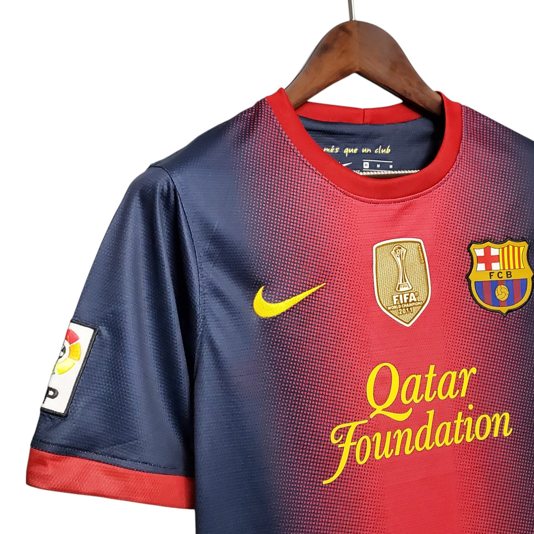 camisa-retro-barcelona-12-13-masculina-nike-azul-com-detalhes-em-vermelho