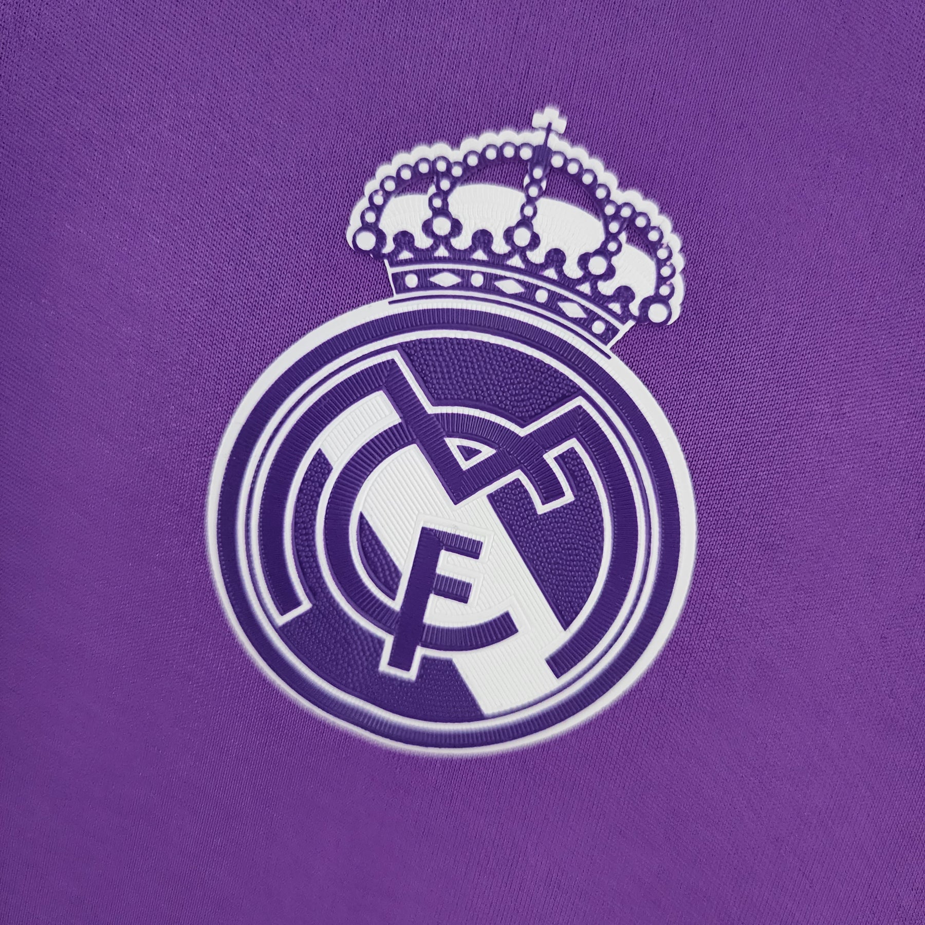 camisa-retro-real-madrid-16-17-masculina-adidas-roxa