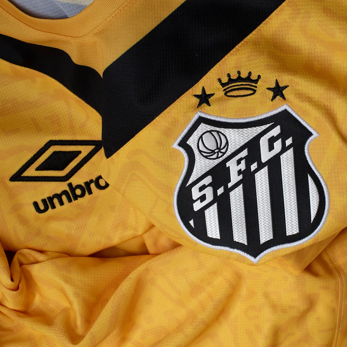 camisa-santos-iii-24-25-torcedor-umbro-feminina-amarela-com-detalhes-em-preto