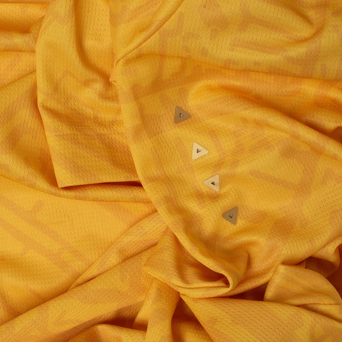 camisa-santos-iii-24-25-torcedor-umbro-masculina-amarela-com-detalhes-em-preto