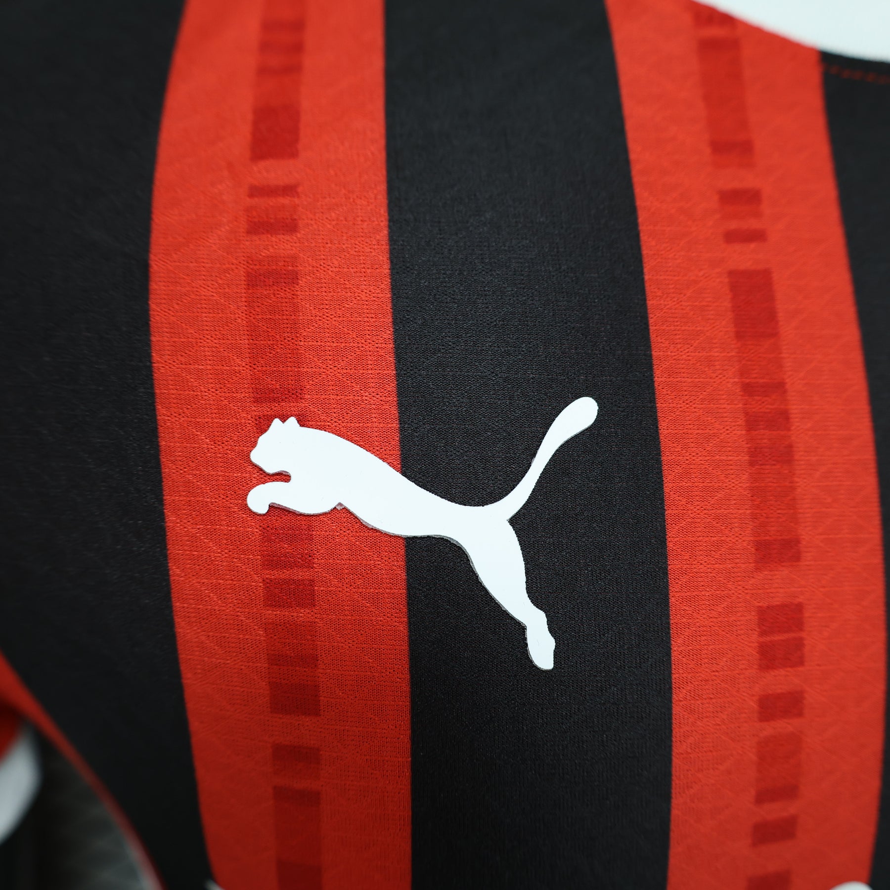 camisa-i-milan-24-25-jogador-puma-masculina-vermelha-e-preta