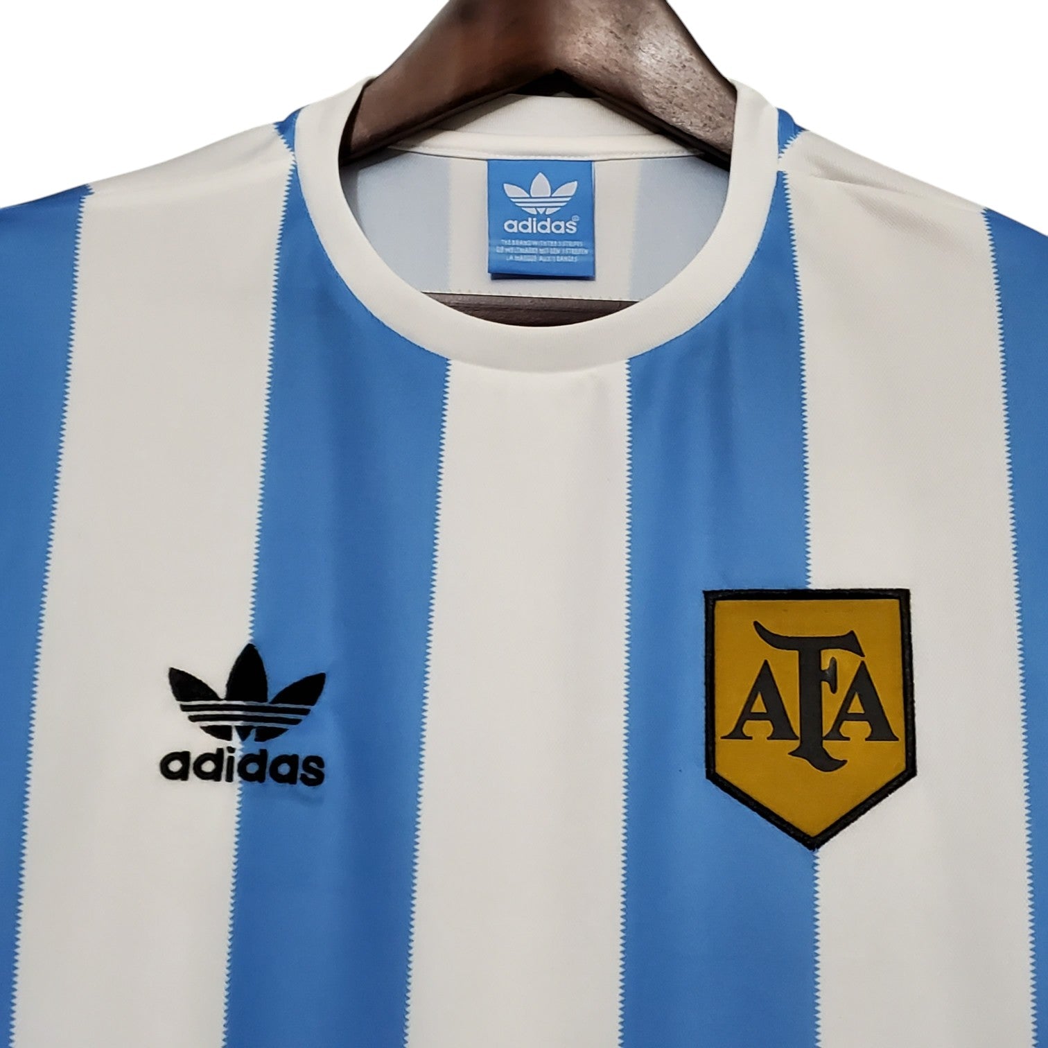 camisa-retro-argentina-1978-masculina-adidas-branca-com-detalhes-em-azul