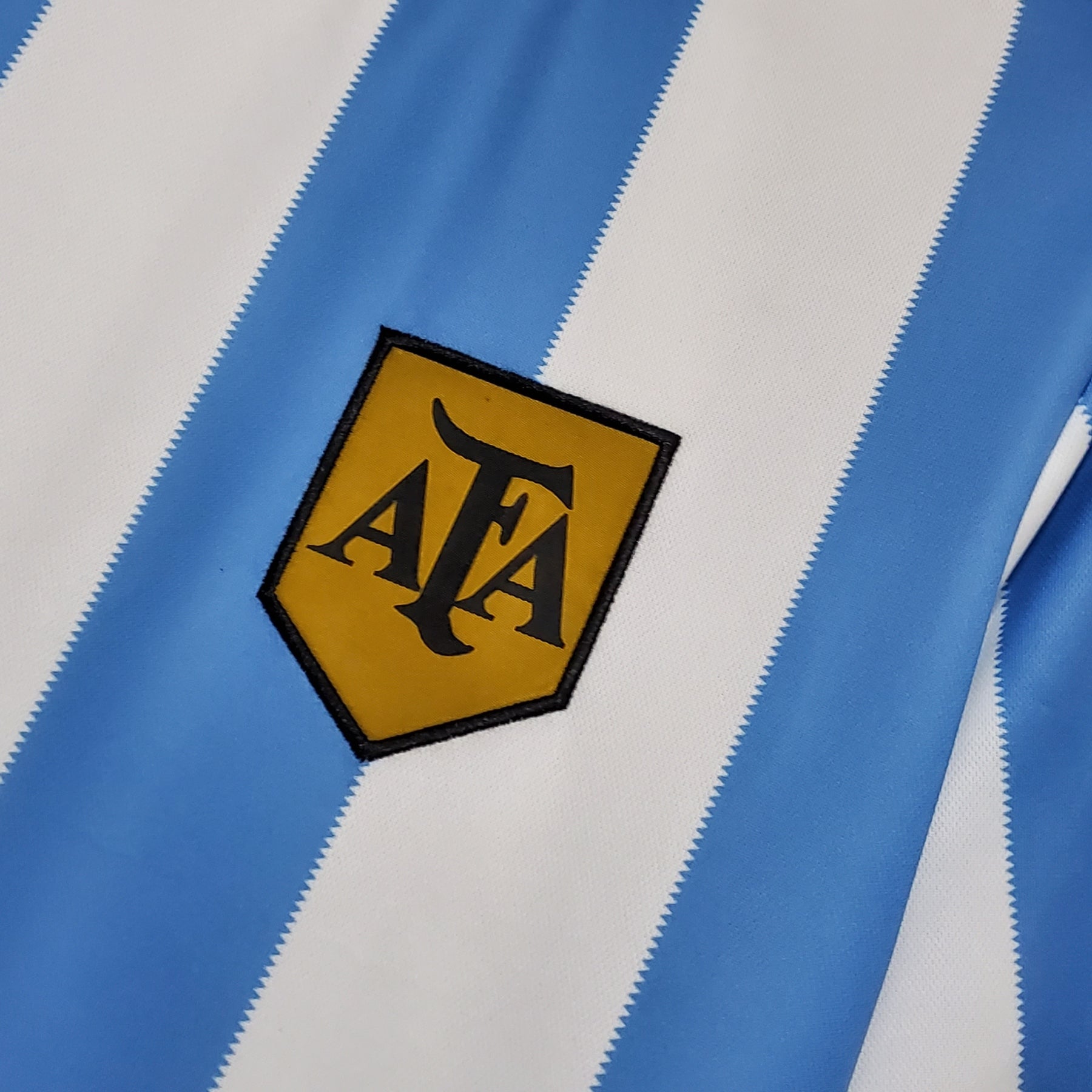 camisa-retro-argentina-1978-masculina-adidas-branca-com-detalhes-em-azul