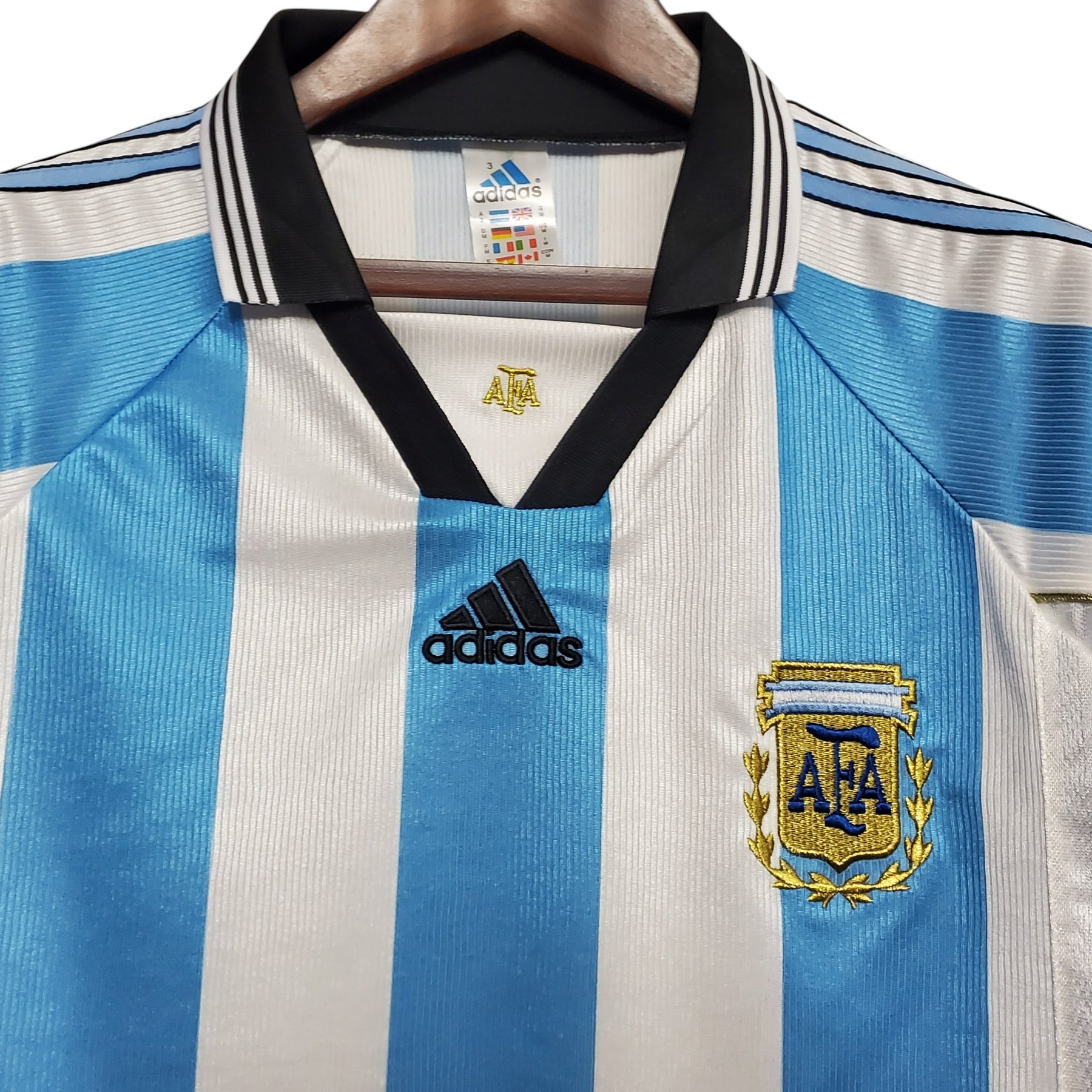 camisa-retro-argentina-1998-masculina-adidas-branca-com-detalhes-em-azul