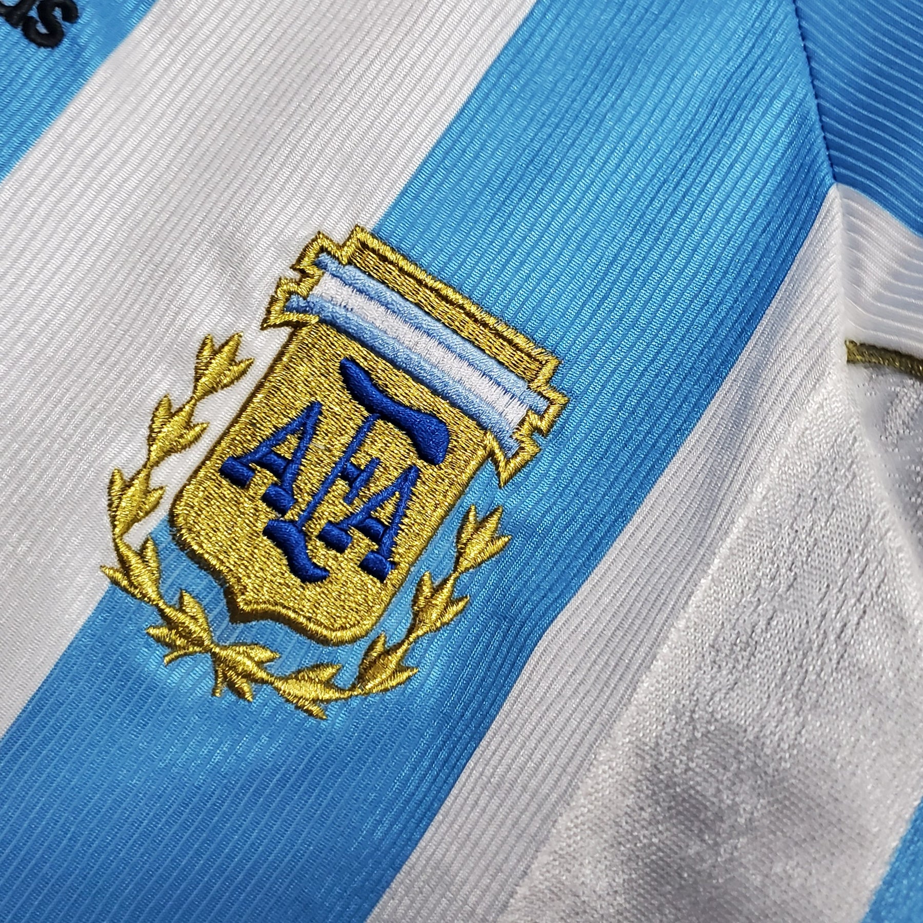 camisa-retro-argentina-1998-masculina-adidas-branca-com-detalhes-em-azul