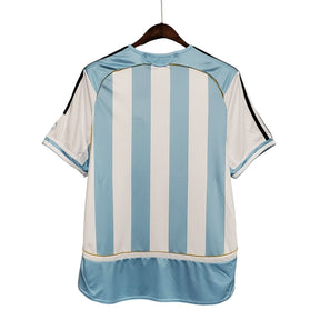 camisa-retro-argentina-2006-masculina-adidas-branca-com-detalhes-em-azul