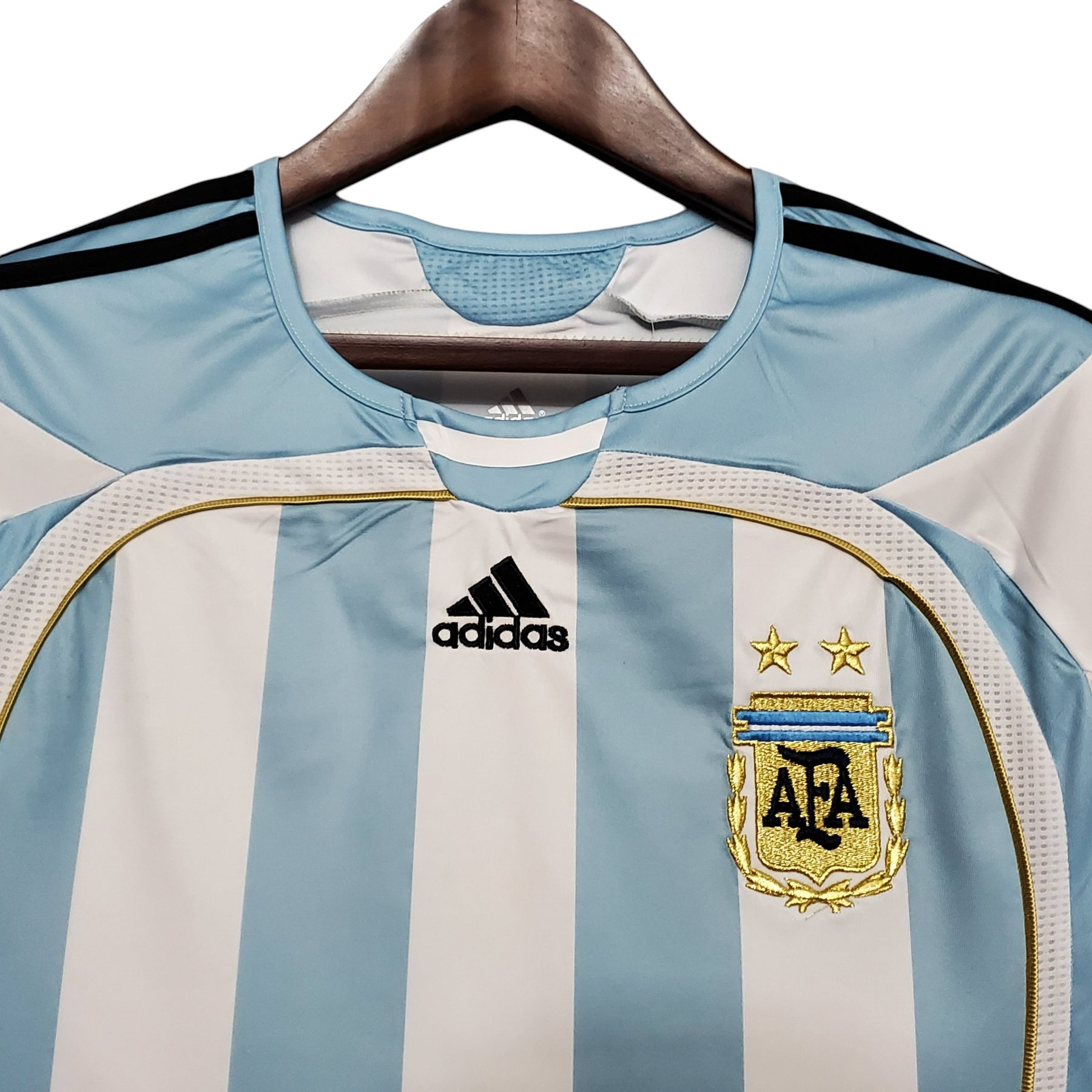 camisa-retro-argentina-2006-masculina-adidas-branca-com-detalhes-em-azul