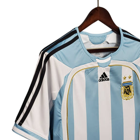 camisa-retro-argentina-2006-masculina-adidas-branca-com-detalhes-em-azul