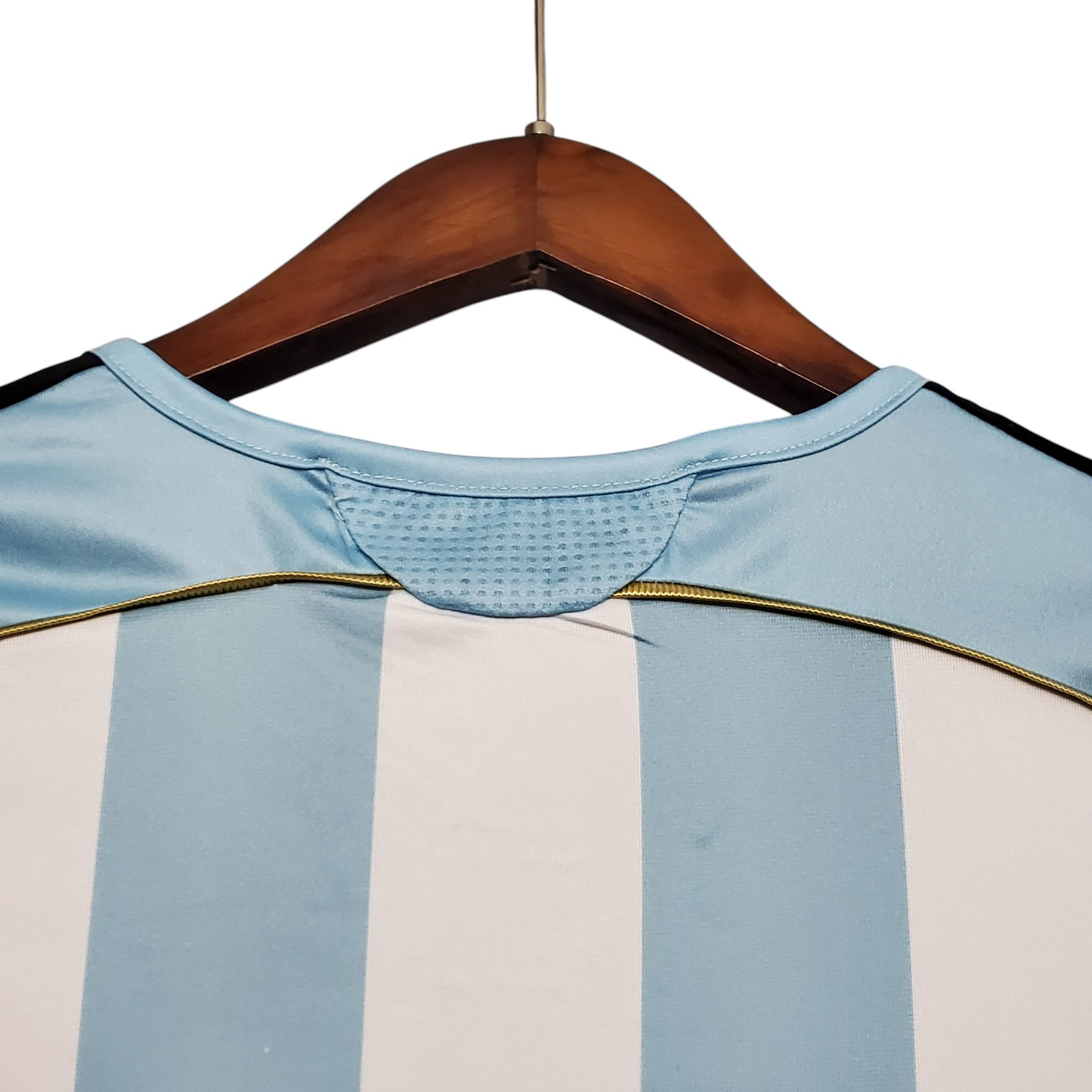 camisa-retro-argentina-2006-masculina-adidas-branca-com-detalhes-em-azul