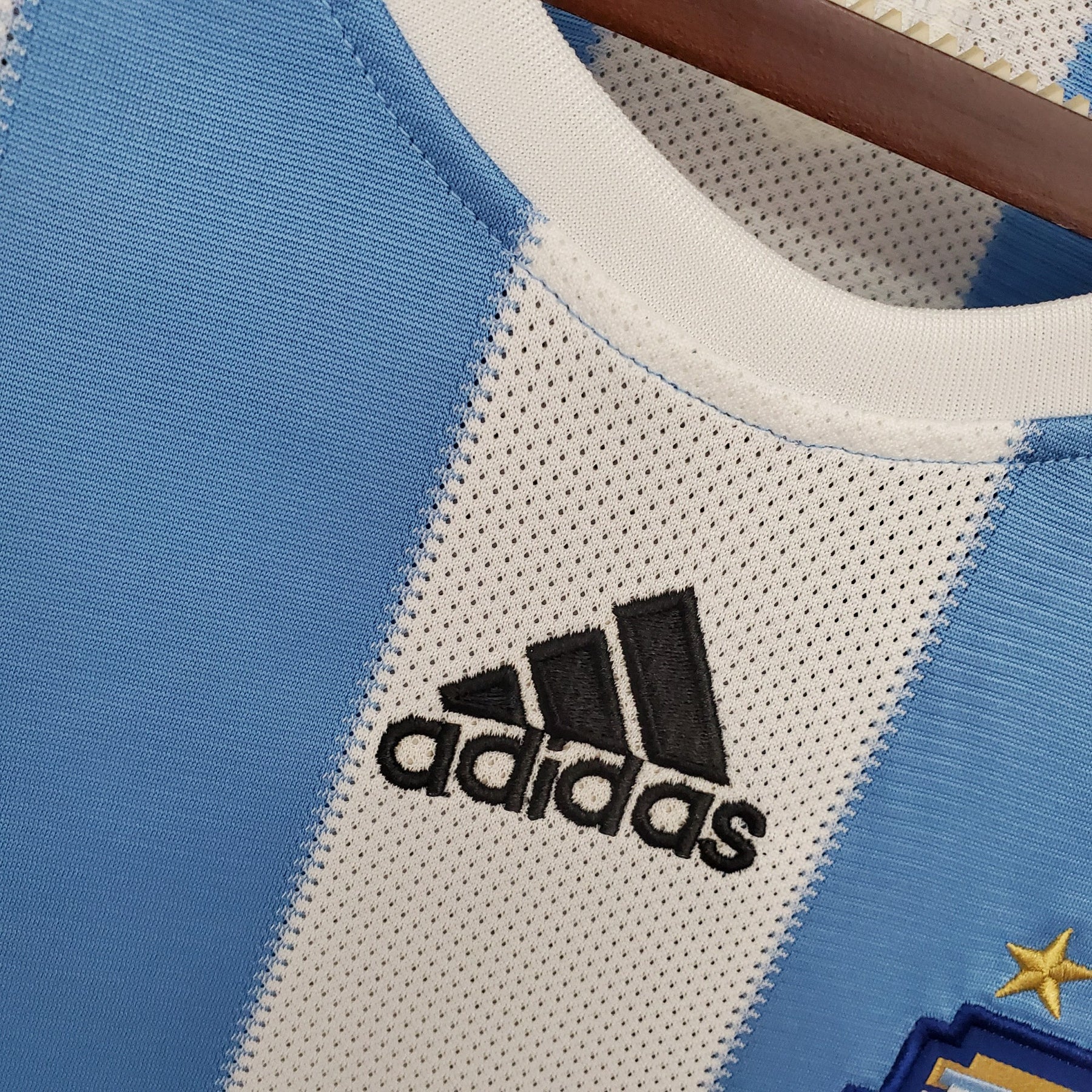 camisa-retro-argentina-2010-masculina-adidas-branca-com-detalhes-em-azul