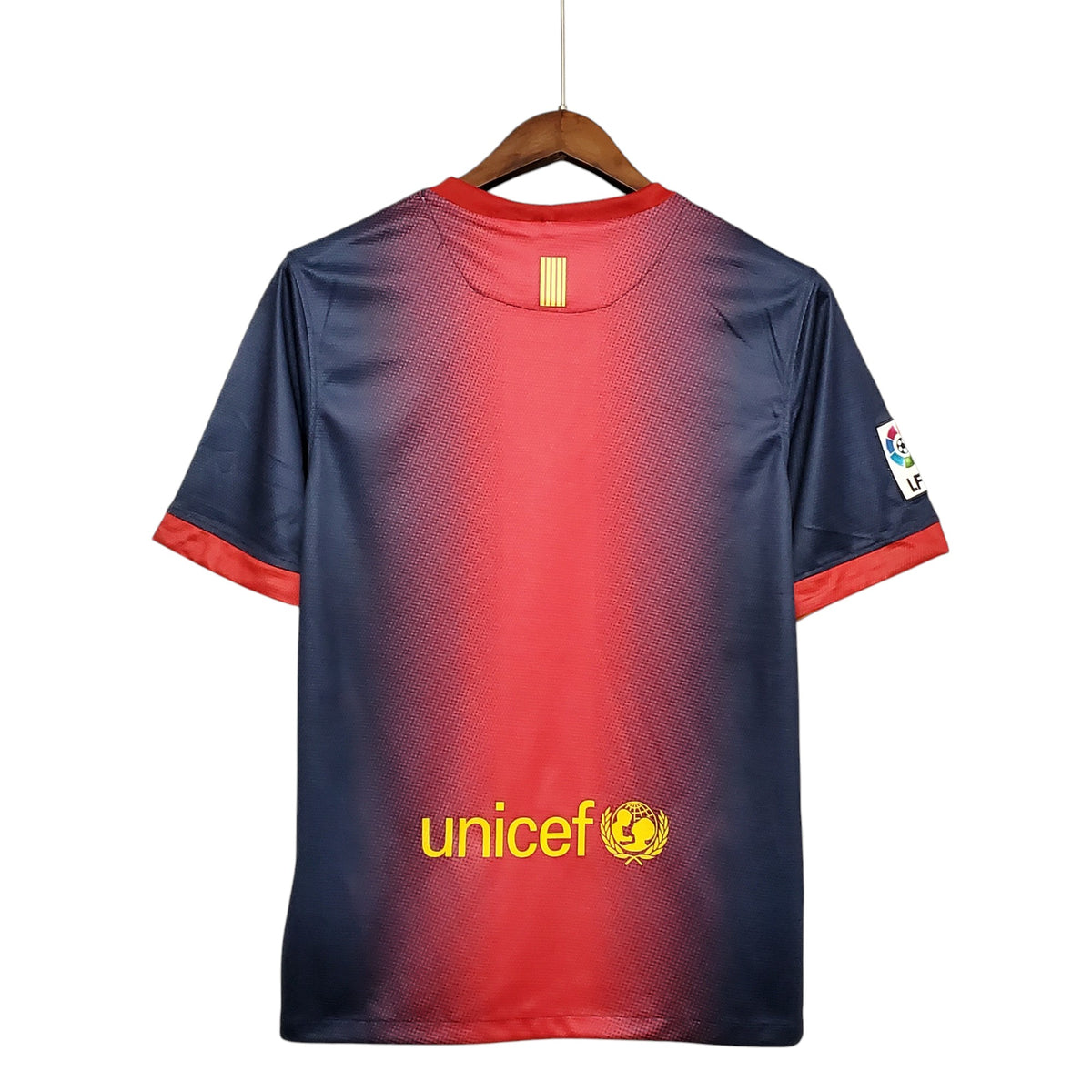 camisa-retro-barcelona-12-13-masculina-nike-azul-com-detalhes-em-vermelho