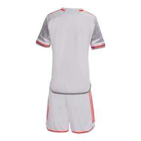 kit-infantil-internacional-iii-24-25-adidas-cinza-com-detalhes-em-vermelho