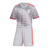 kit-infantil-internacional-iii-24-25-adidas-cinza-com-detalhes-em-vermelho